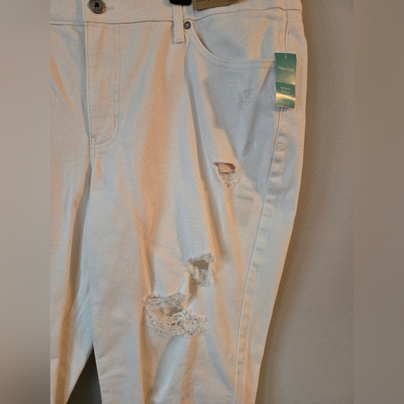 NWT Maurices Women's Distressed White Jeans with Raw Hem 20W - Picture 3 of 10